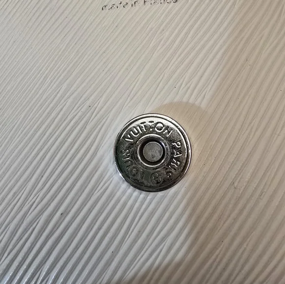 Louis Vuitton - Picture 5 of 8